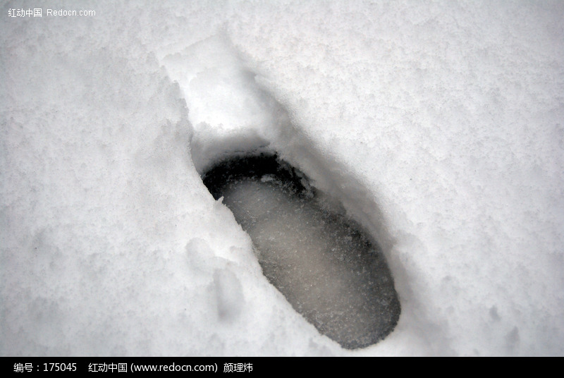 厚厚积雪上的脚印