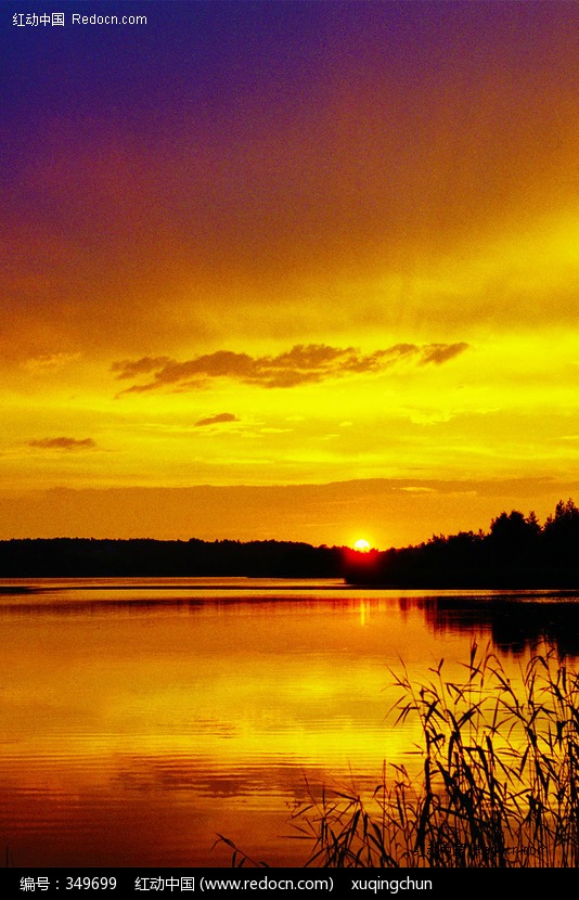 黄昏夕阳西下湖边景色