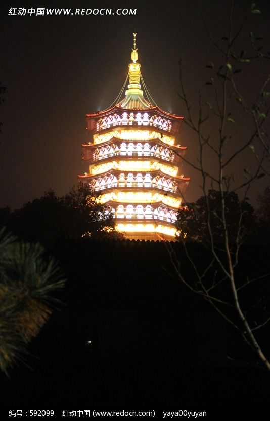 杭州夜晚下的雷峰塔