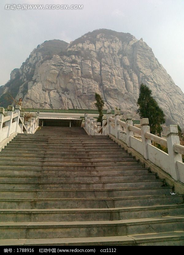 嵩山少林寺半山腰处台阶仰视图