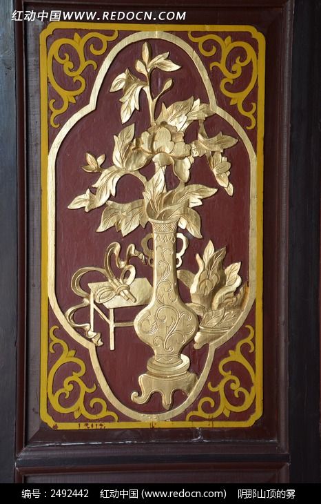 牡丹花和花瓶漆金木雕工艺品