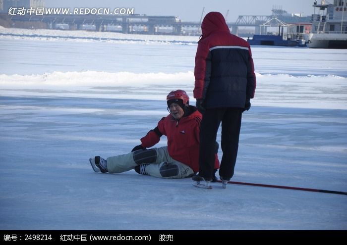 冰面上摔倒的人图片