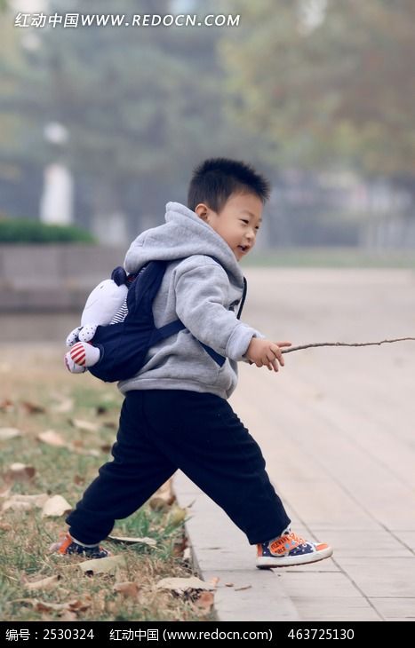 跨步的小男孩