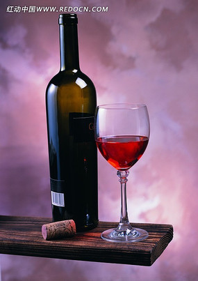 红酒架上的红酒和一杯红酒