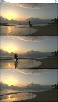 夕阳海滩边的情侣实拍视频素材