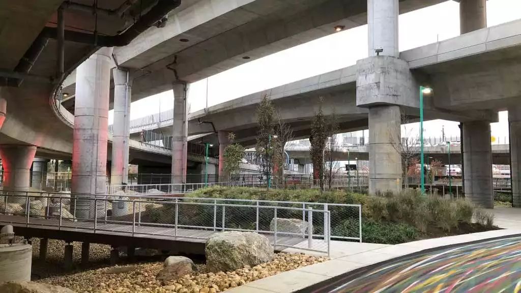 除了设置水泥锥 , 天桥底下还可以有这么多做法