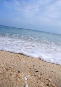 冲向岸边的海浪