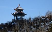 高山上的八角凉亭