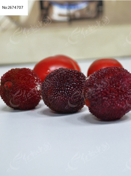 几颗新鲜的杨梅图片_餐饮美食图片