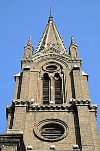 <em>局部</em>染蓝<em>头发</em>的短发美女正面特写图片-人物图