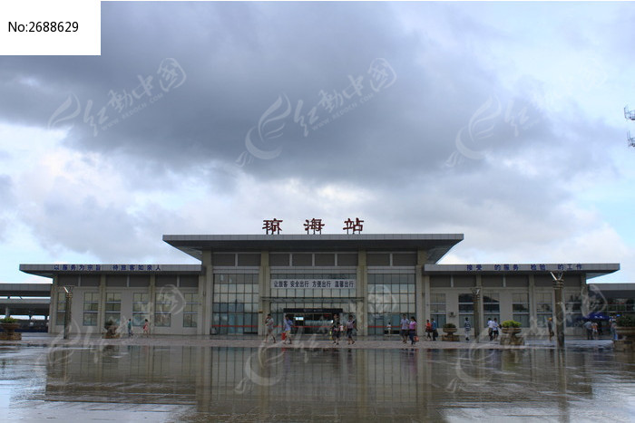 乌云下的琼海动车站