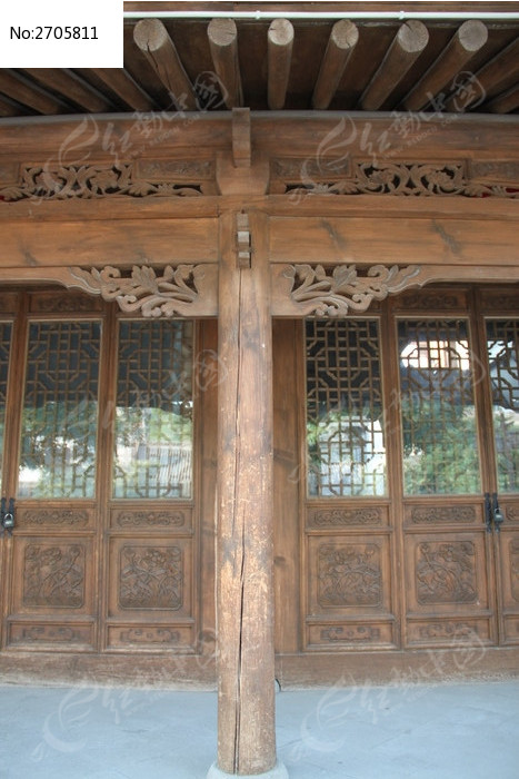 古建老房木头柱子上的雕刻花纹