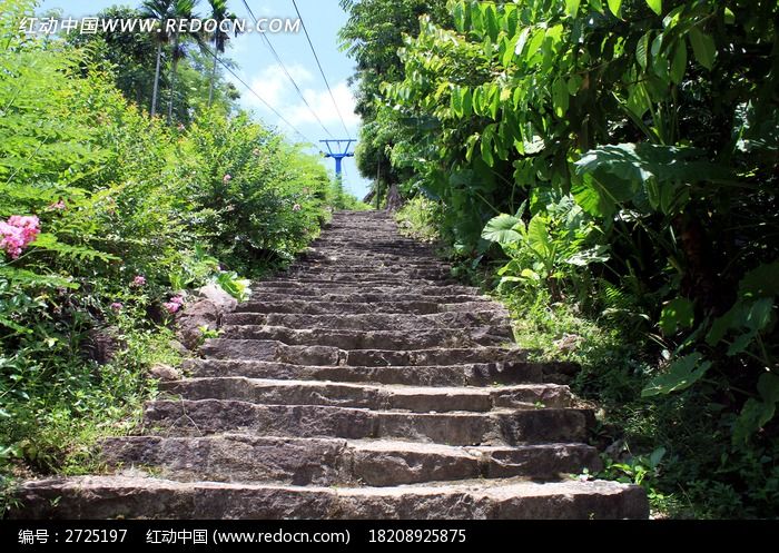 陡峭的上山石阶