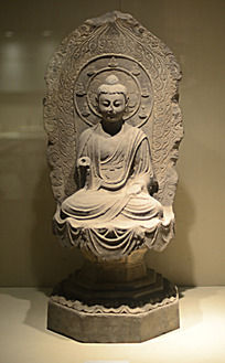 雪地里的金色佛陀图片_自然风景图片