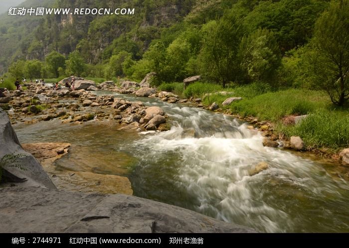 涓涓而流的河道图片_自然风景图片