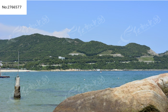 礁石远处的海景