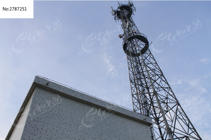 小镇里的信号塔图片