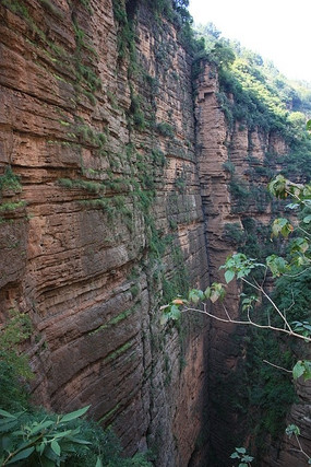 裂谷中的蜿蜒山路高清图片下载_红动中国