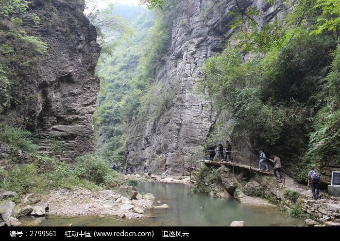 高山下的峡谷