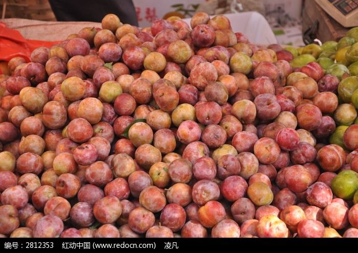 一堆的李子