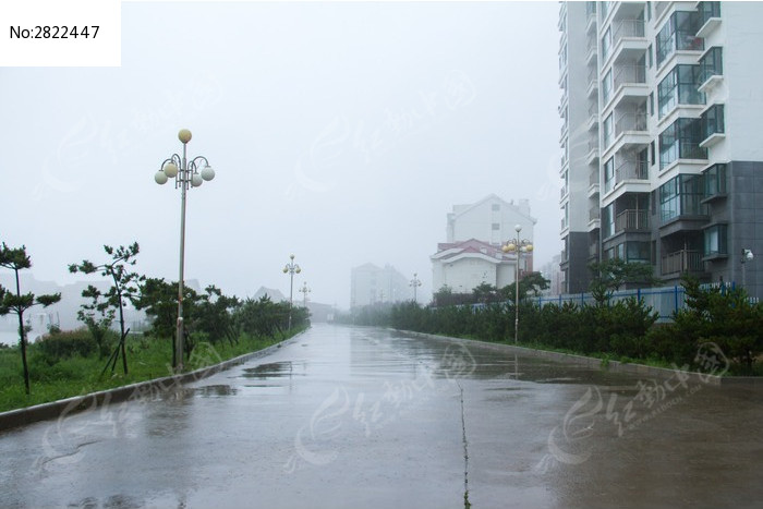 雨中街道