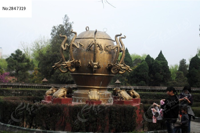 南阳卧龙岗的地震仪图片