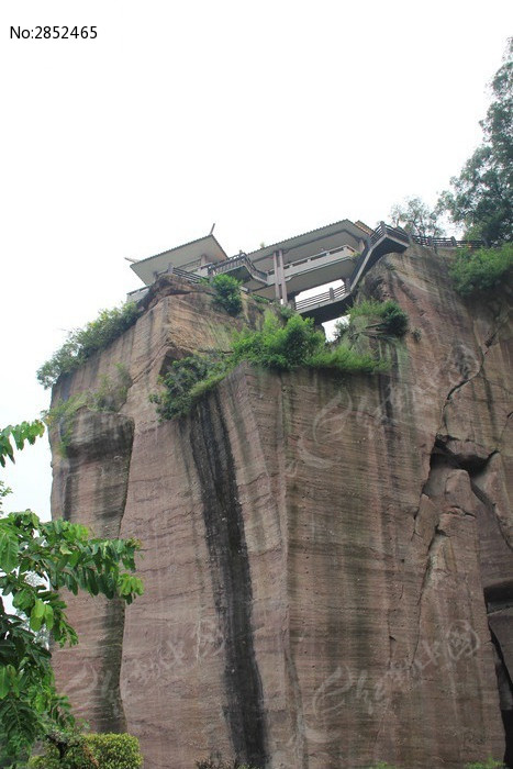 高山上陡峭的峭壁