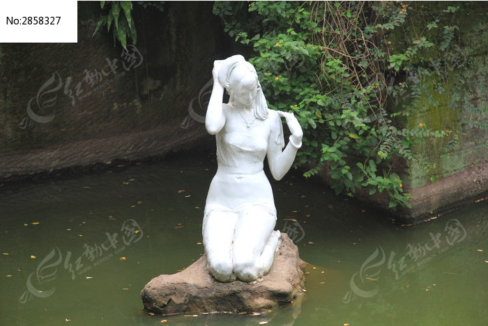 湖泊中白色的女神雕塑