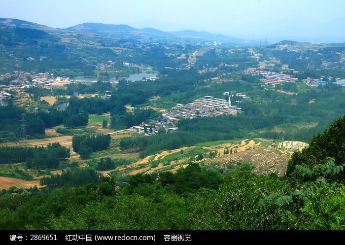 俯览壮丽的山下远景风光