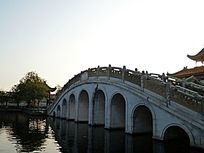 湖中的九拱桥