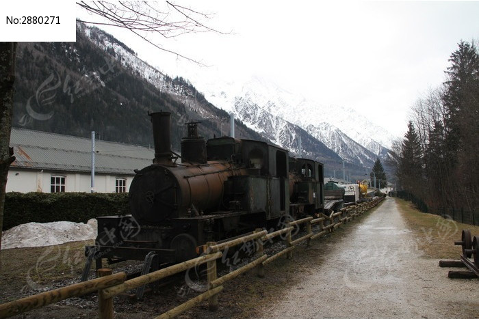 雪山脚下的废弃火车