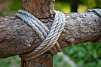 用麻绳捆绑在一起的十字架