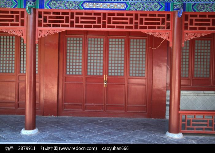 园林里古建筑上的红色中式雕刻彩绘门窗和雕刻角花图片