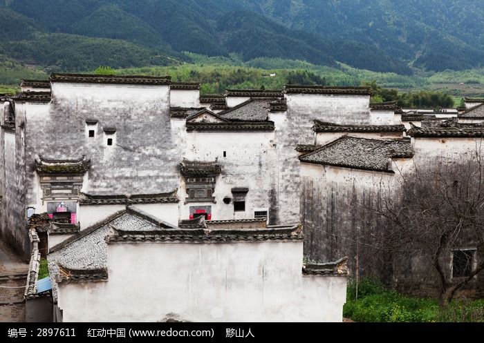 粉墙黛瓦的徽派建筑