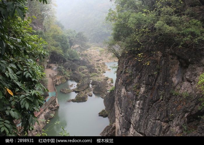 山上俯瞰峡谷河流