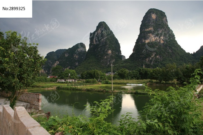 桂林遇龙河池塘观景台与石山