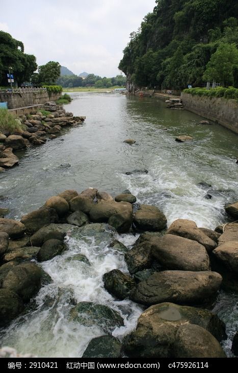 漓江支流与河中石头