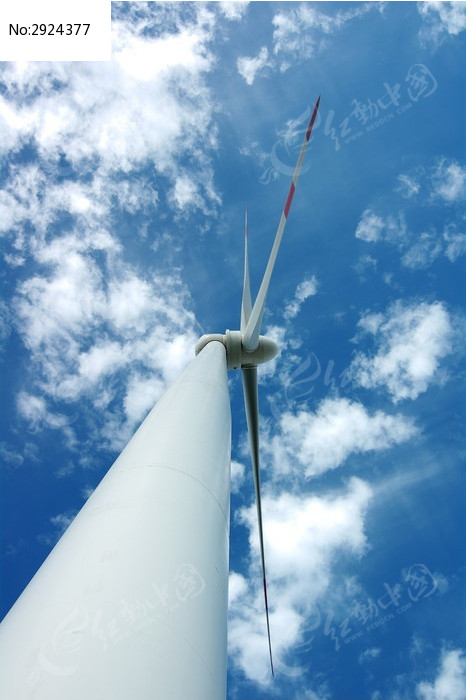 绿色能源蓝天下的风力发电机仰拍
