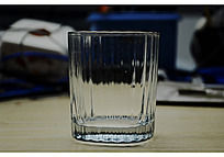 摆放红酒和玻璃杯的吧台图片