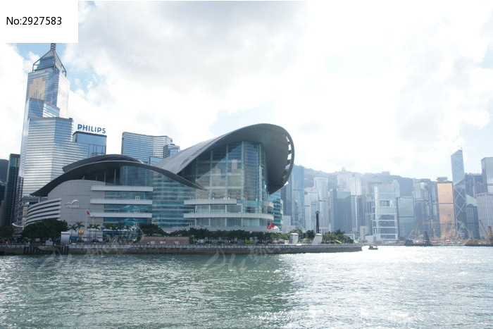 晴天云彩下香港海滨城市风光