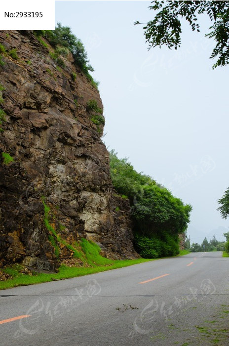 山间的公路盘山公路