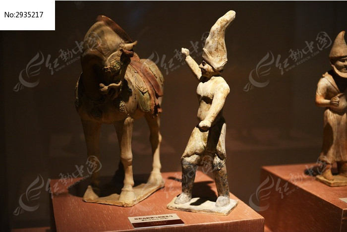 唐代绘彩高帽驯马胡俑及马图片