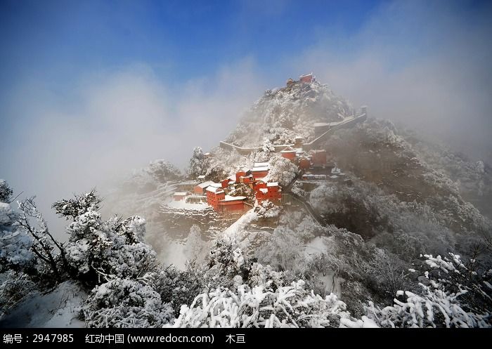 武当山狮子峰上看到的金顶图片_建筑摄影图片