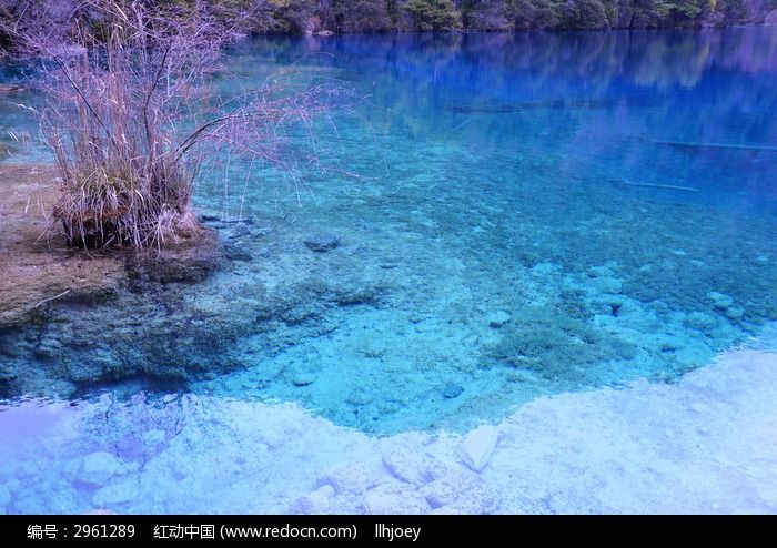 蓝色的湖水