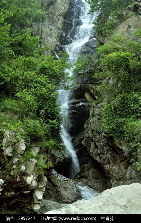 山间瀑布