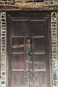 古木门上生锈的大门门栓图片