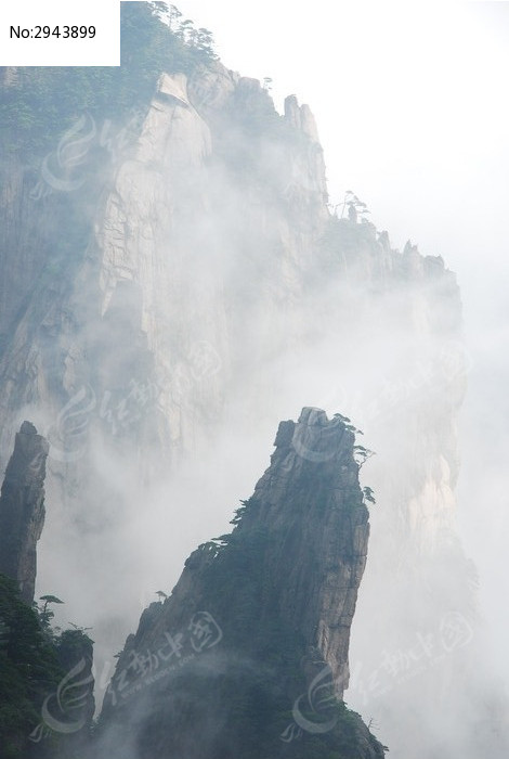 云雾缭绕的山峰
