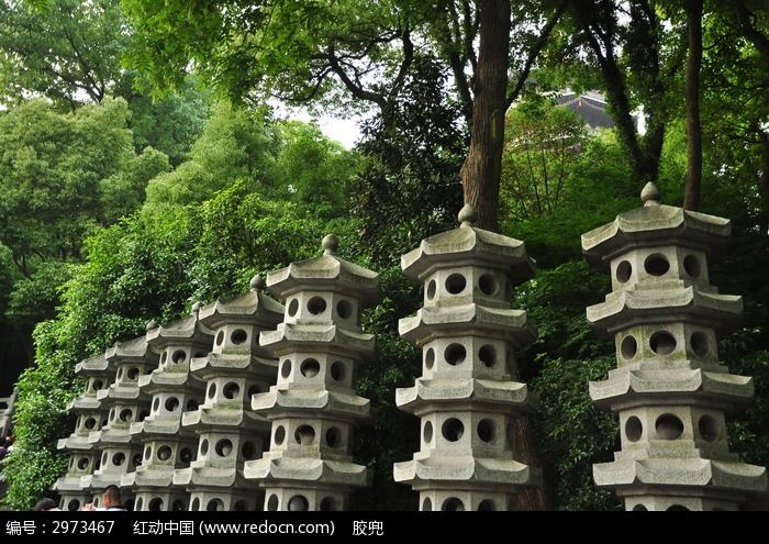 雷峰塔下的一排石头小塔