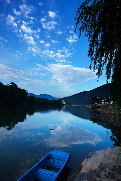 原创摄影图 自然风景 田野田园 河边的小船