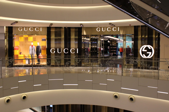 商业中心gucci店